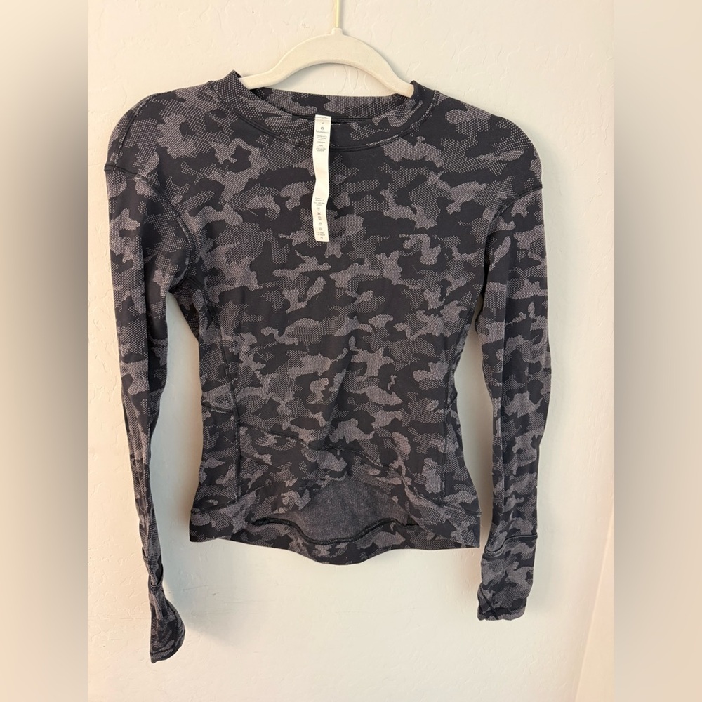 Lululemon Camo Top Sweatshirt Women’s Size 4 Black Long Sleeve High Low Pocket